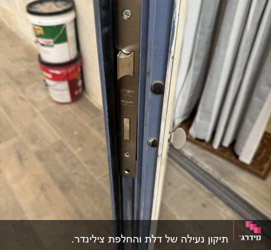 מנעול לדלת עם מסגרת מתכת